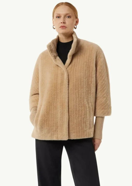 Cape aus Teddyplüsch mit Strickdetails
