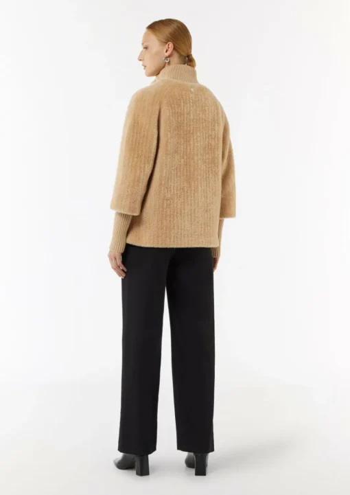 Cape aus Teddyplüsch mit Strickdetails