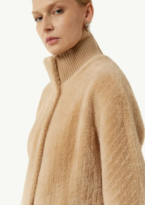 Cape aus Teddyplüsch mit Strickdetails