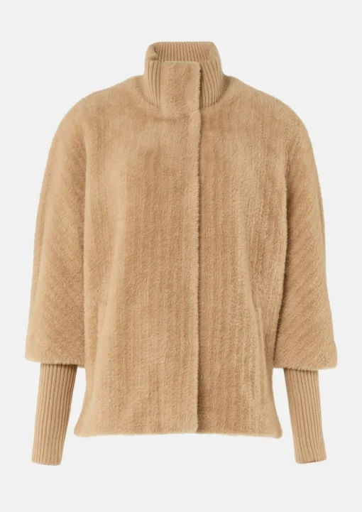 Cape aus Teddyplüsch mit Strickdetails