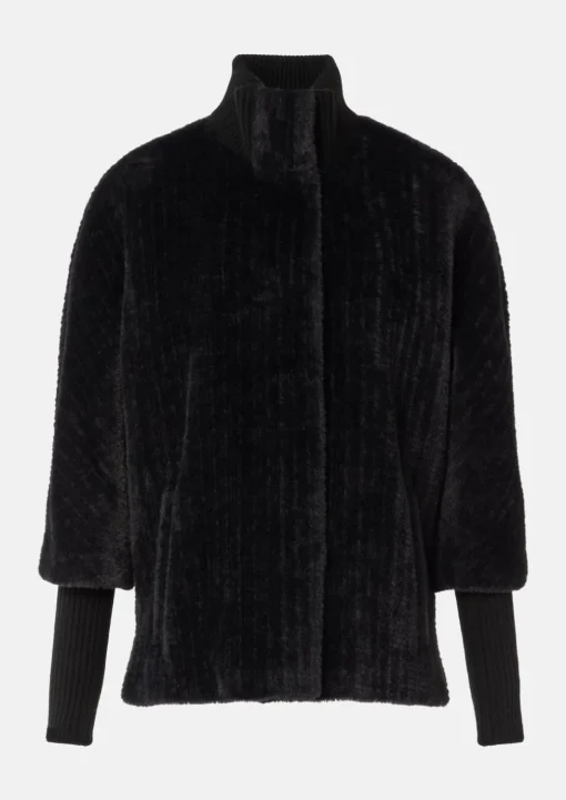 Cape aus Teddyplüsch mit Strickdetails