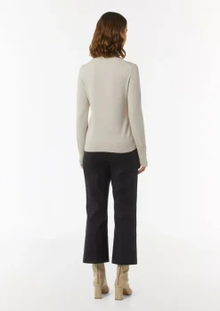 Feiner Strickpullover mit Zierknöpfen am Ärmel
