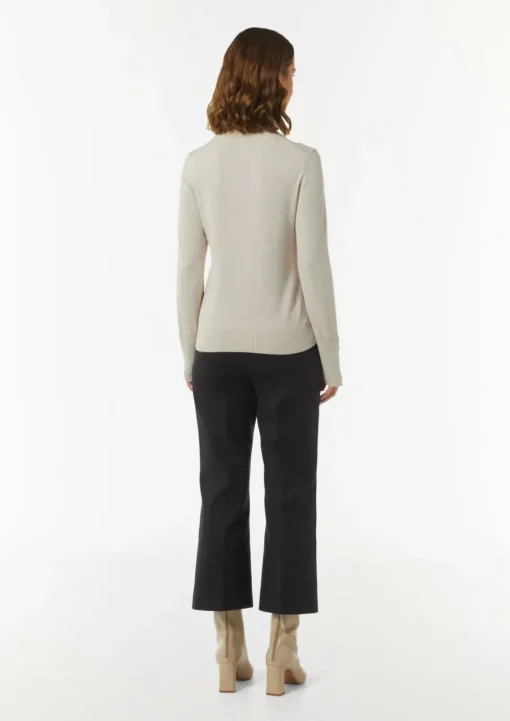 Feiner Strickpullover mit Zierknöpfen am Ärmel