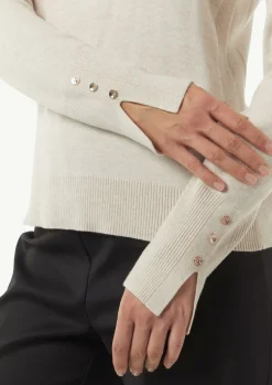 Feiner Strickpullover mit Zierknöpfen am Ärmel