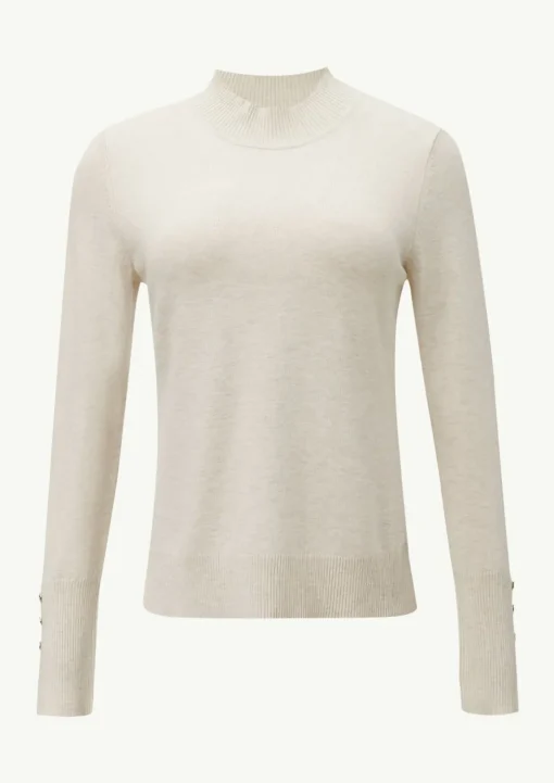Feiner Strickpullover mit Zierknöpfen am Ärmel
