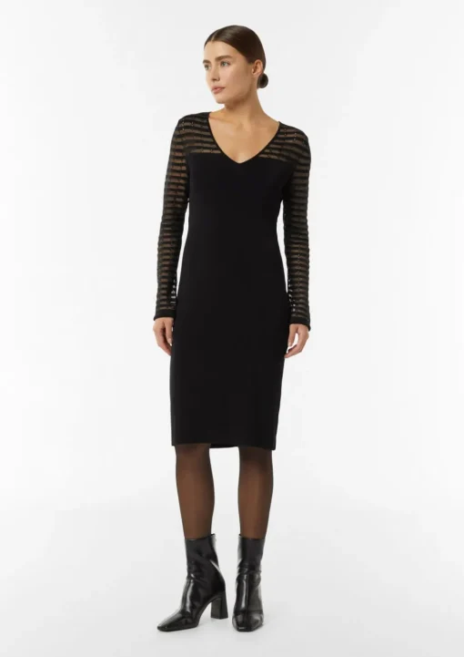 Figurbetontes Strickkleid mit semitransparenten Ärmeln