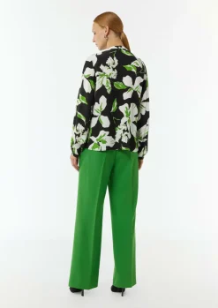 Gemusterte Bluse mit verdeckter Knopfleiste und Biesen