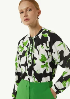 Gemusterte Bluse mit verdeckter Knopfleiste und Biesen