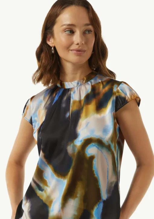 Gemusterte Satin-Bluse mit Cut-out-Detail am Ausschnitt
