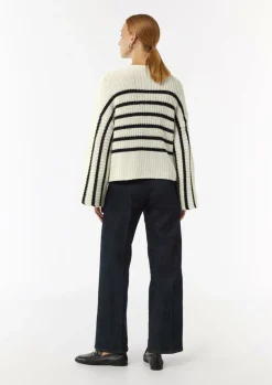 Gestreifter Strickpullover mit Trompeten-Ärmeln