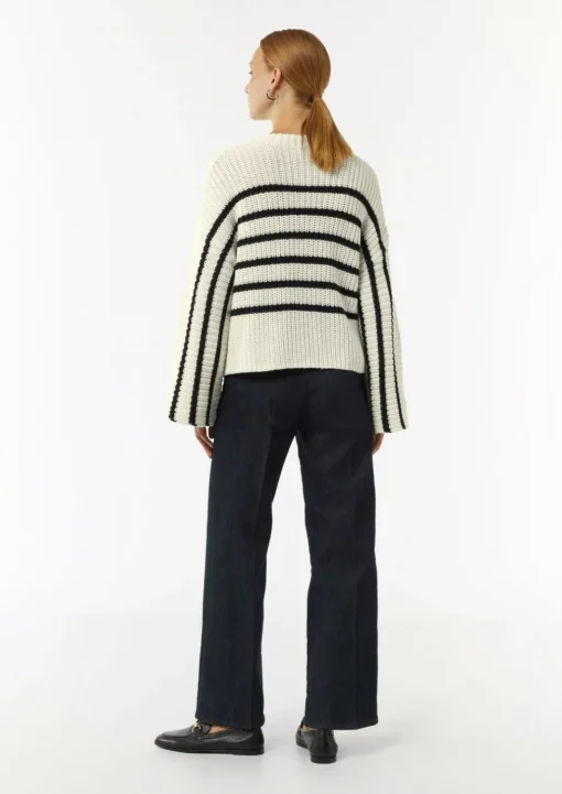 Gestreifter Strickpullover mit Trompeten-Ärmeln