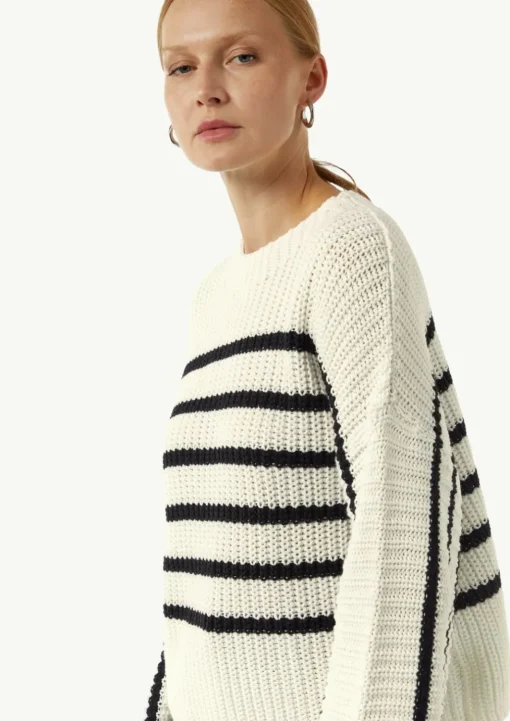 Gestreifter Strickpullover mit Trompeten-Ärmeln