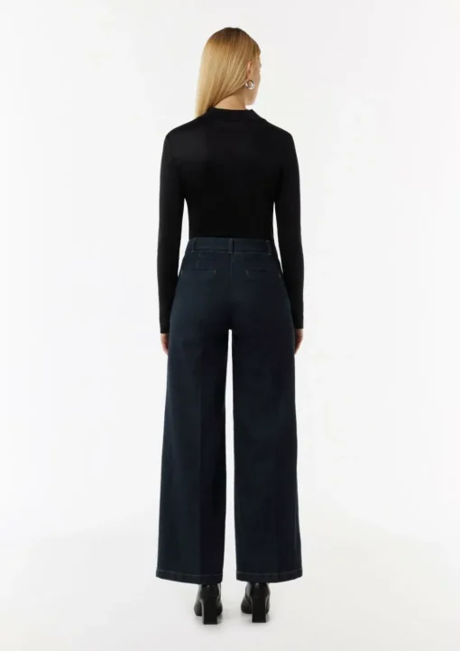 Jeans mit dunkler Waschung