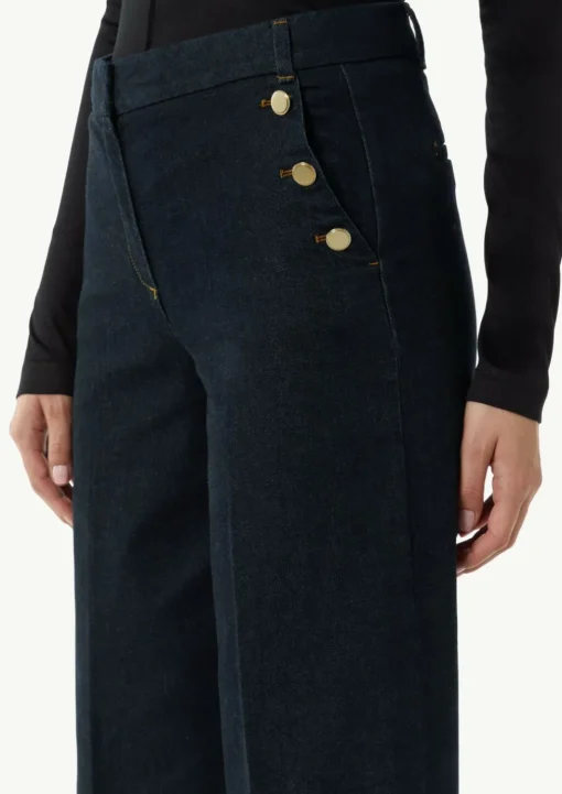 Jeans mit dunkler Waschung