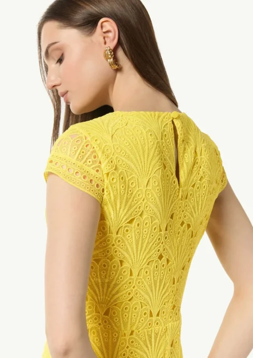 Kleid aus Spitze mit Rundhalsausschnitt