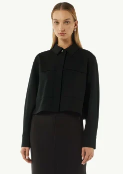 Kurze Jacke mit aufgesetzten Taschen