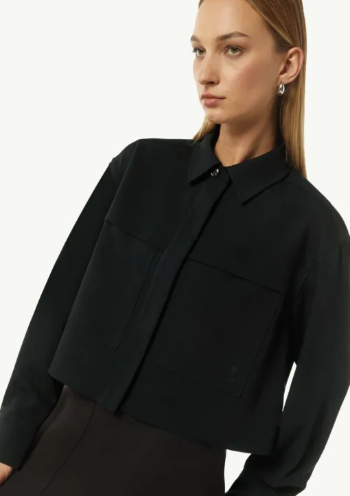Kurze Jacke mit aufgesetzten Taschen