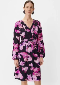 Kurzes Kleid mit Allovermuster