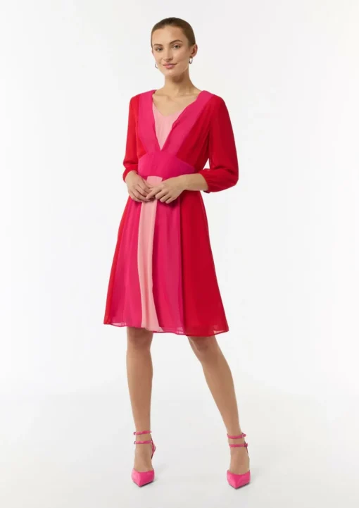 Kurzes Kleid mit Bindegürtel