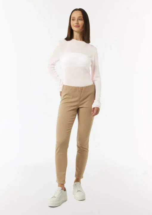 Leichter Strickpullover mit angedeutetem Stehkragen