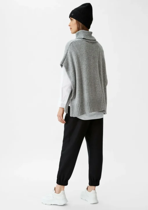 Strickponcho mit Rollkragen