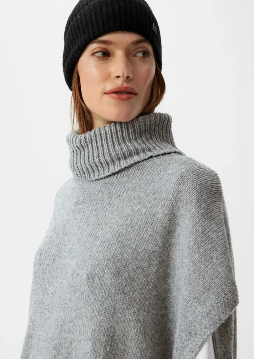 Strickponcho mit Rollkragen