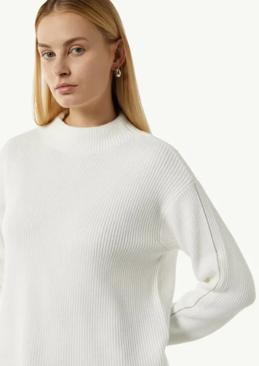 Strickpullover mit Schmuckdetail am Ärmel