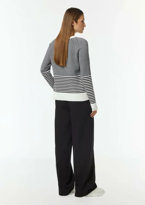 Strickpullover mit variierendem Streifenmuster