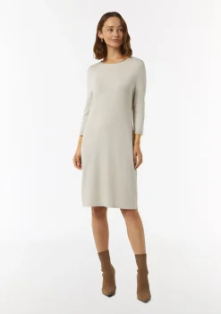 Antailliertes Strickkleid mit seitlichen Rippdetails