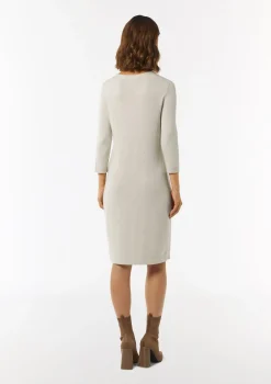 Antailliertes Strickkleid mit seitlichen Rippdetails