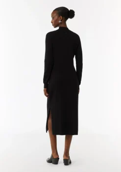 Antalliertes Strickkleid mit Turtleneck und seitlichen Schlitzen