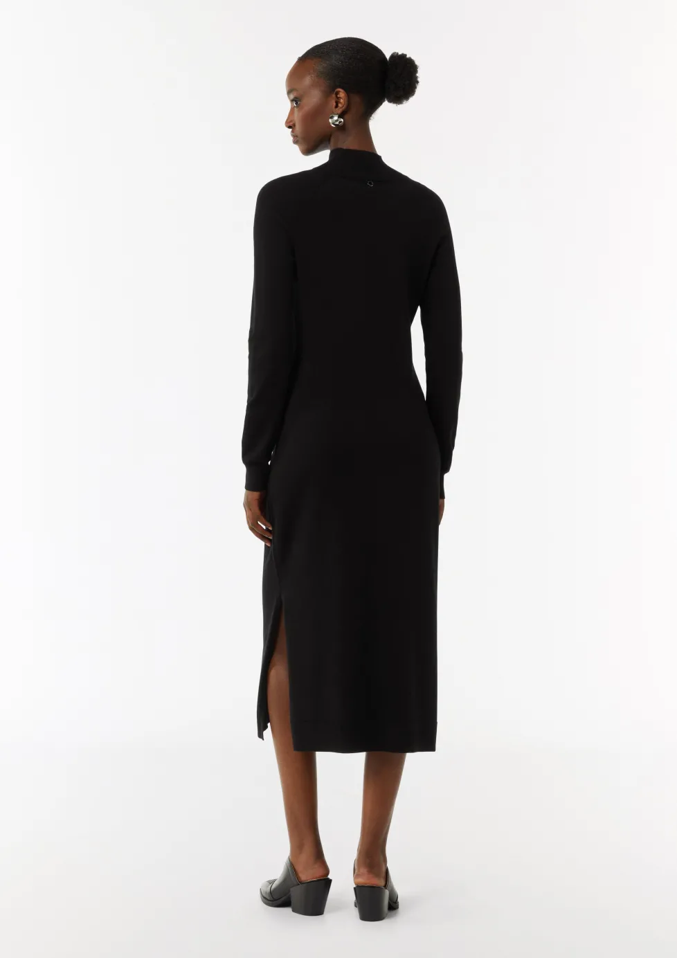 Antalliertes Strickkleid mit Turtleneck und seitlichen Schlitzen