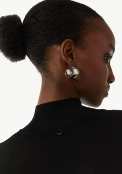 Antalliertes Strickkleid mit Turtleneck und seitlichen Schlitzen