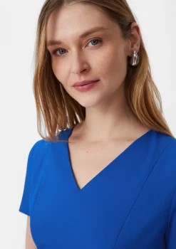 Etuikleid mit V-Ausschnitt