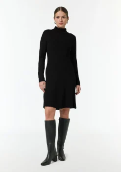 Kurzes Rippstrickkleid mit Turtleneck