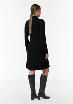 Kurzes Rippstrickkleid mit Turtleneck