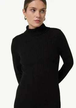 Kurzes Rippstrickkleid mit Turtleneck