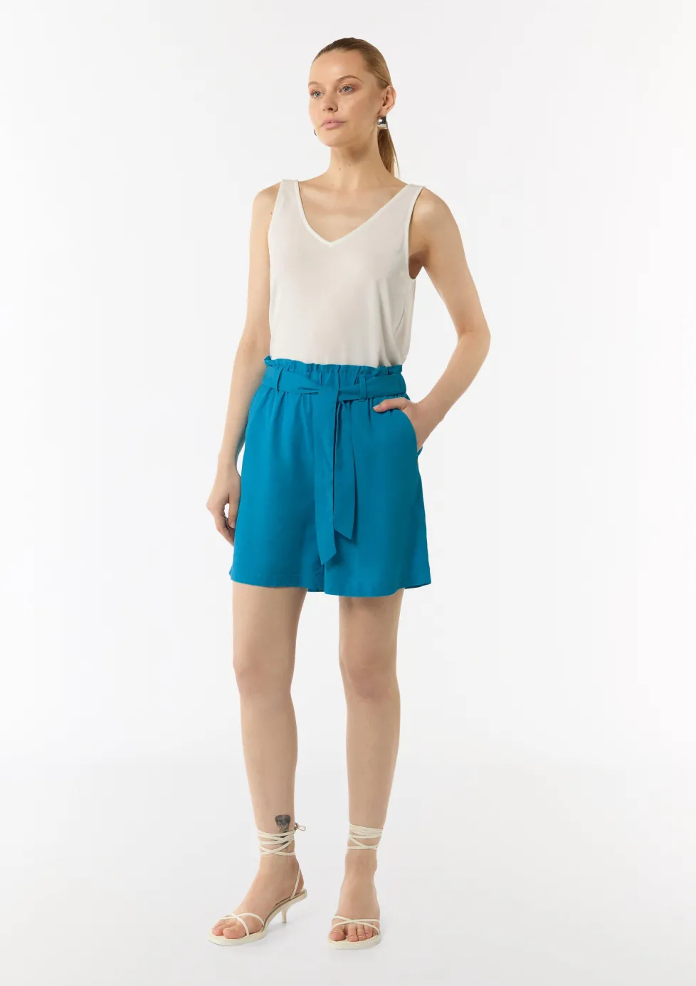 Leichte Shorts aus Lyocell mit Bindegürtel