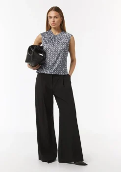 Ärmellose Satin-Bluse mit All-over-Logo-Print