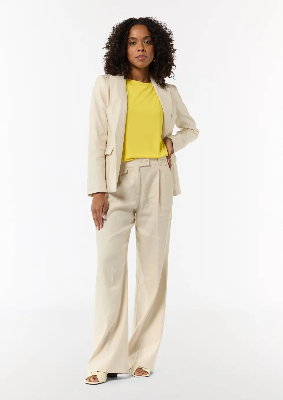 Ärmelloses Shirt mit Zierband