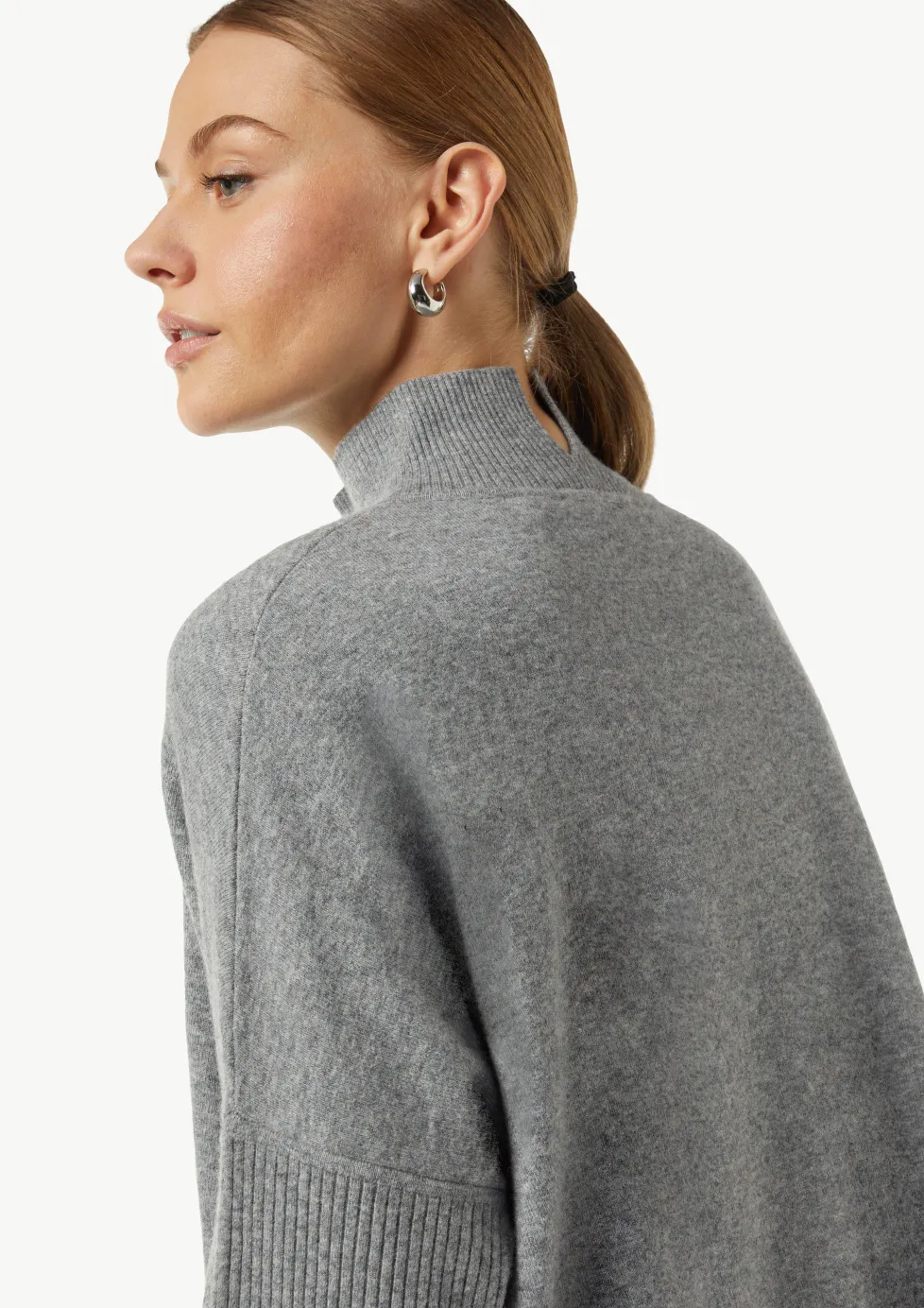 Strickpullover mit Stehkragen und Rippdetail