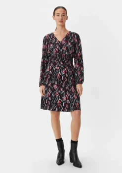 Tailliertes Kleid aus Crêpe