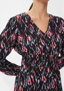 Tailliertes Kleid aus Crêpe