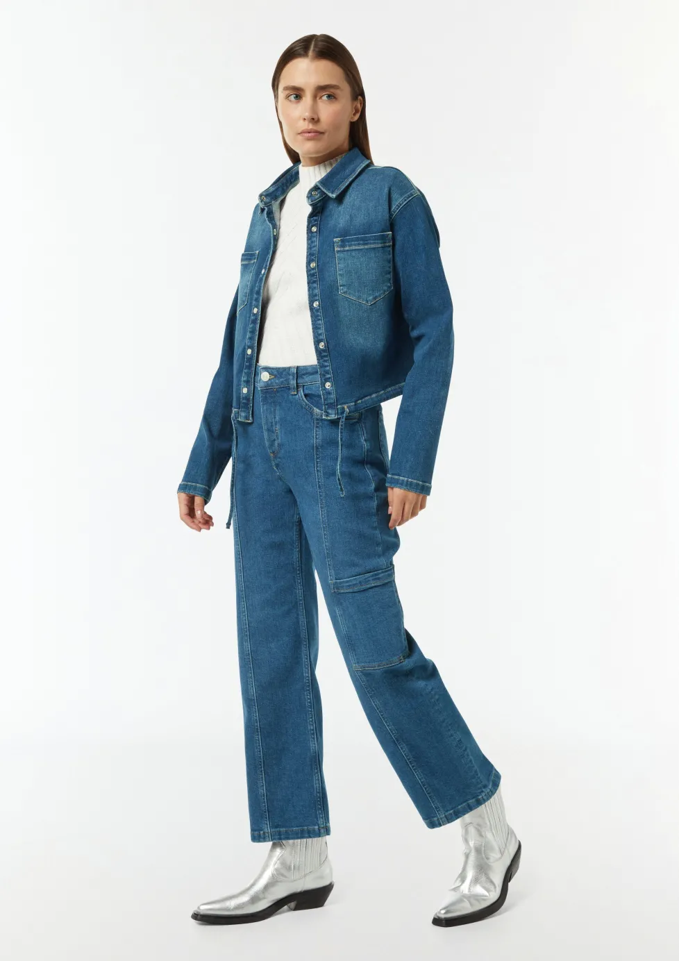 Verkürzte Jeans mit Cargotasche und Nahtdetails