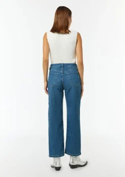 Verkürzte Jeans mit Cargotasche und Nahtdetails