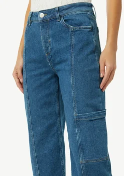 Verkürzte Jeans mit Cargotasche und Nahtdetails