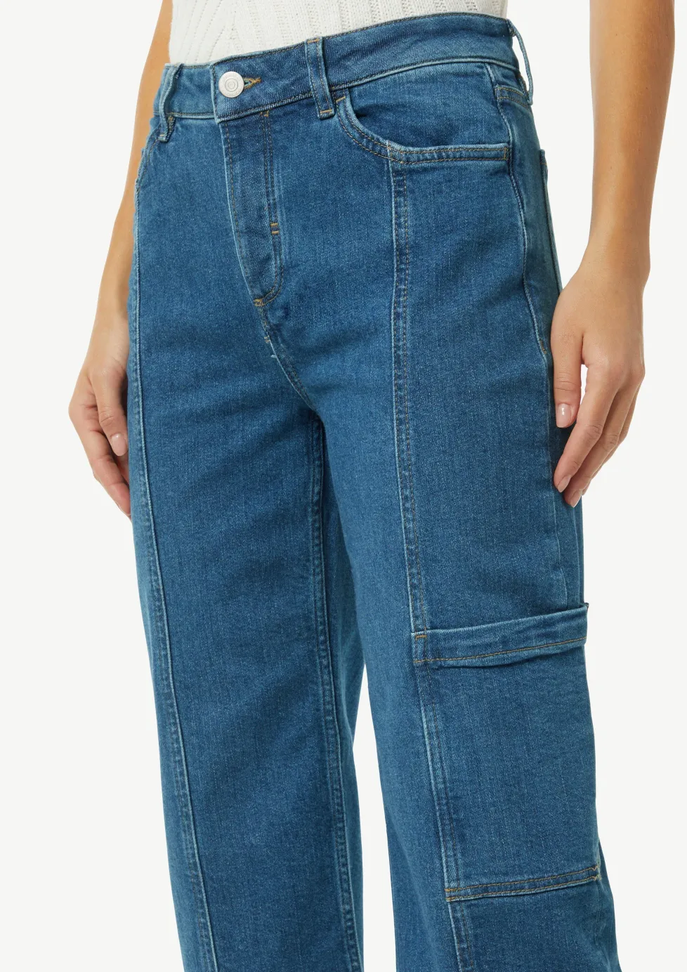 Verkürzte Jeans mit Cargotasche und Nahtdetails