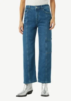 Verkürzte Jeans mit Cargotasche und Nahtdetails