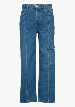 Verkürzte Jeans mit Cargotasche und Nahtdetails