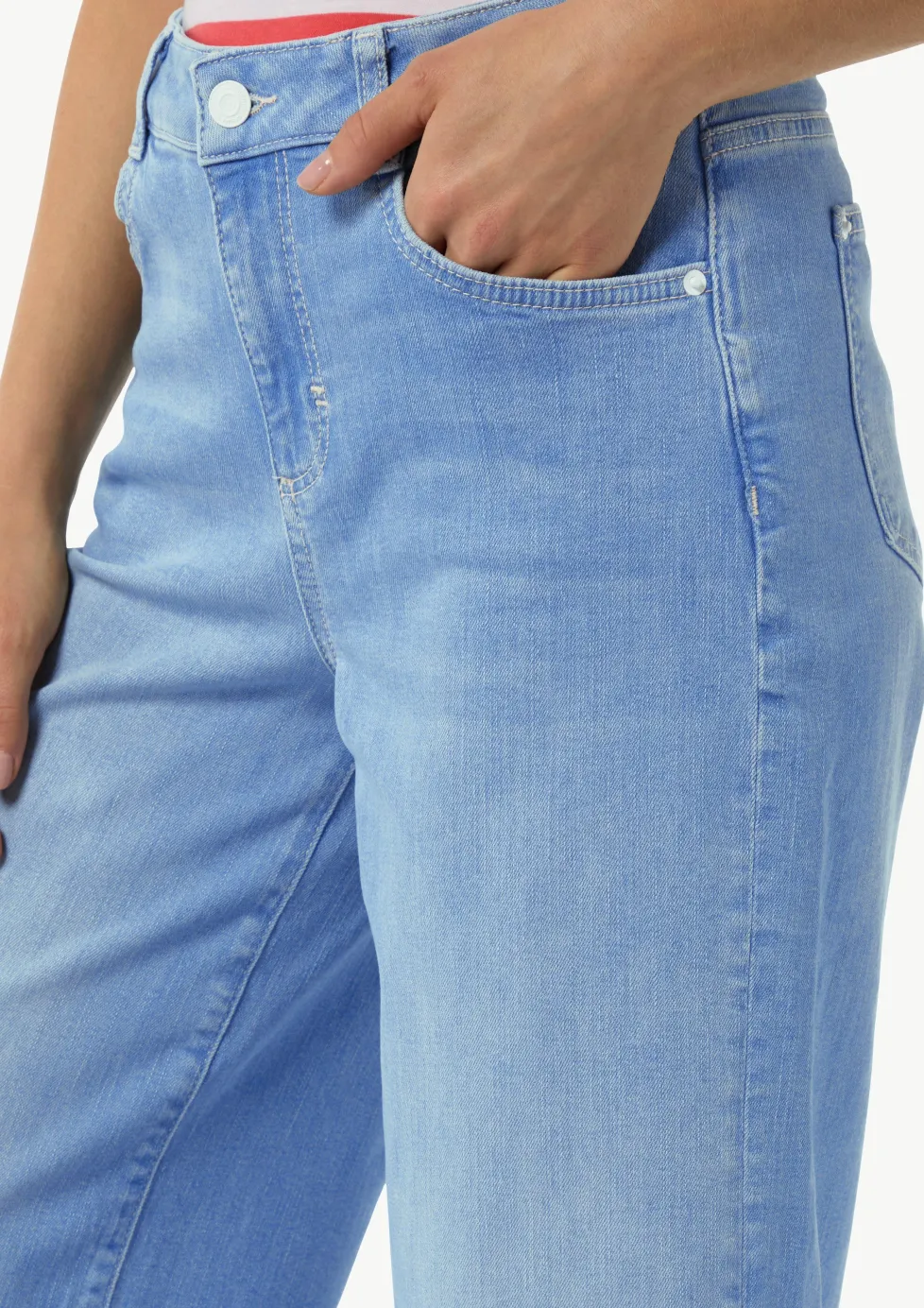 Verkürzte Jeans mit Wide Leg und ausgefranstem Saum